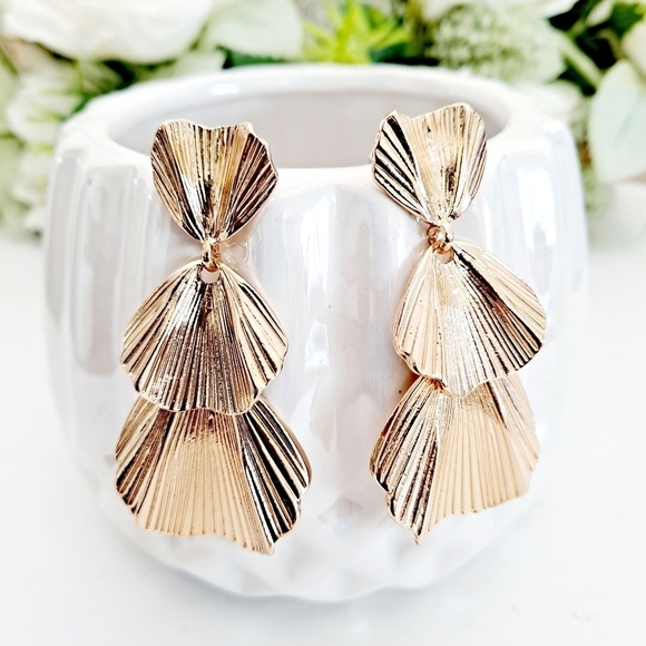 💖 2/$30 Oversized gold tone Wedding Prom Metal textured drop party earrings - Picture 1 of 10